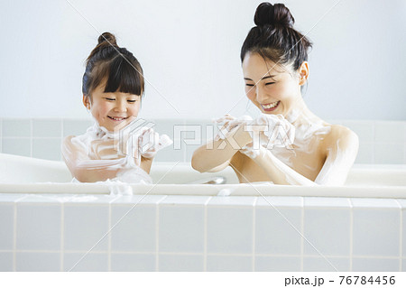 親子で入浴　ライフスタイル 76784456
