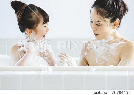 親子で入浴　ライフスタイル 76784459