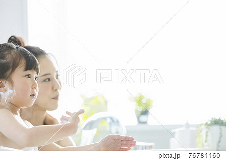 親子で入浴　ライフスタイル 76784460