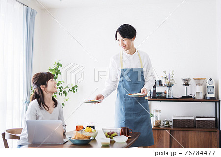 働く妻の代わりに朝食を作る主夫 76784477