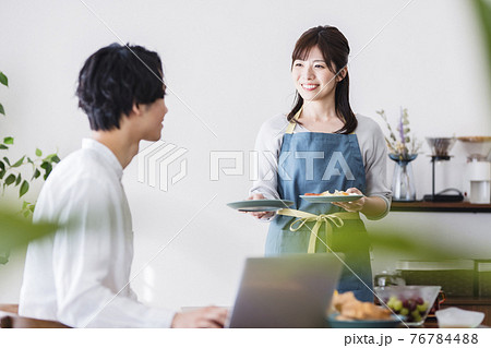 テレワークの夫に朝食を運ぶ妻 テレワークの夫に朝食を運ぶ妻 76784488