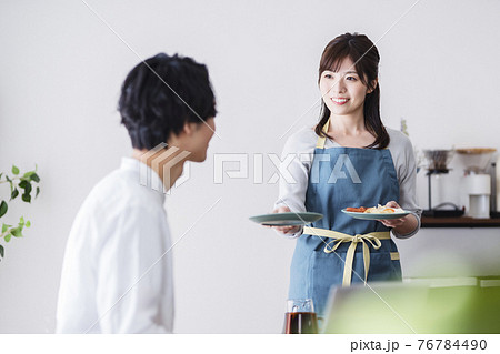 テレワークの夫に朝食を運ぶ妻 テレワークの夫に朝食を運ぶ妻 76784490