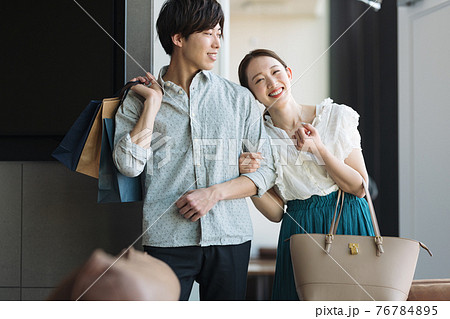 ショッピングに出かけるカップル ショッピングに出かけるカップル 76784895