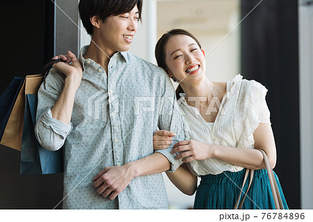 ショッピングに出かけるカップル ショッピングに出かけるカップル 76784896