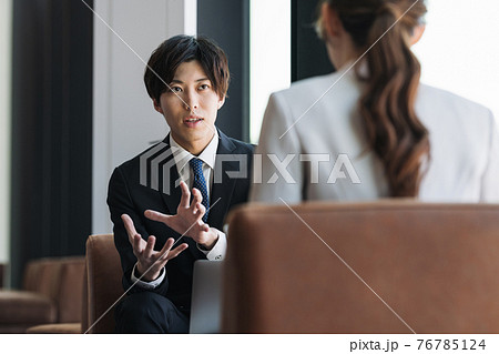 話し合うビジネスパーソン 76785124