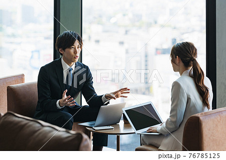 ミーティングをするビジネスパーソン 76785125