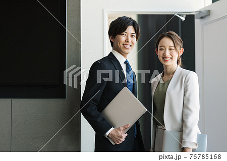若い男女ビジネスパーソンのポートレート 76785168