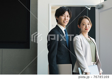 若い男女ビジネスパーソンのポートレート 若い男女ビジネスパーソンのポートレート 76785169