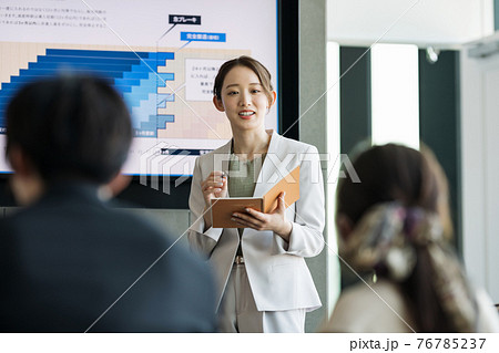 会議で話すビジネスパーソン 76785237