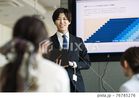 会議で話すビジネスマン 76785276