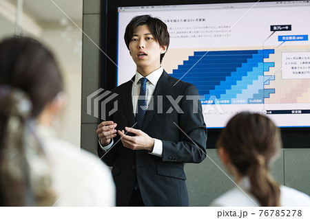 会議で話すビジネスパーソン 76785278