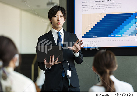 会議で発表するビジネスマン 会議で発表するビジネスマン 76785355