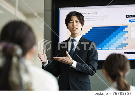 会議で話すビジネスパーソン 76785357