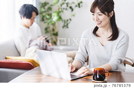 在宅のワーキングマザーとイクメン 76785379
