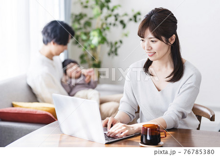 在宅のワーキングマザーとイクメン 76785380