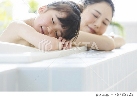親子で入浴 ライフスタイル 親子で入浴 ライフスタイル 76785525