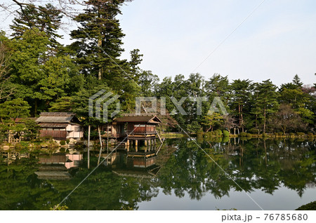 兼六園の霞ヶ池と内橋亭 76785680