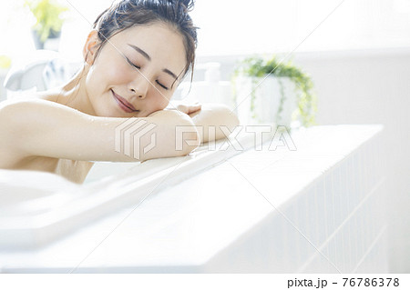 女性バスタイム　　 76786378