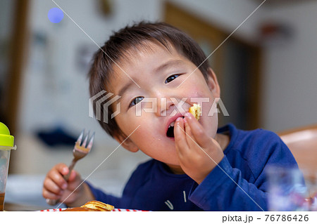 食事をする幼児 76786426