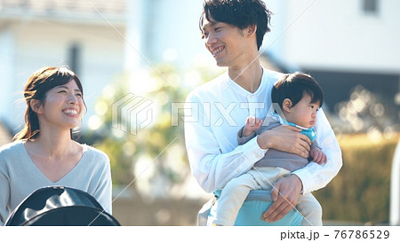 歩く3人家族 歩く3人家族 76786529