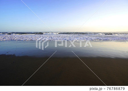 湘南の茅ヶ崎海岸の夕暮れ 湘南の茅ヶ崎海岸の夕暮れ 76786879