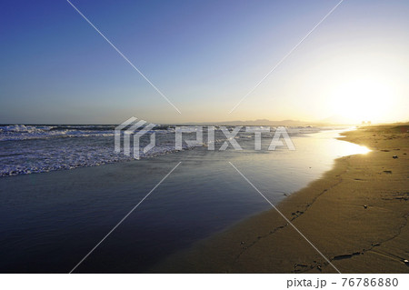 湘南の茅ヶ崎海岸の夕暮れ 76786880