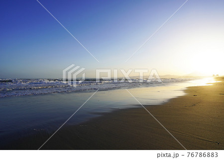 湘南の茅ヶ崎海岸の夕暮れ 湘南の茅ヶ崎海岸の夕暮れ 76786883