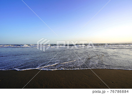 湘南の茅ヶ崎海岸の夕暮れ 76786884