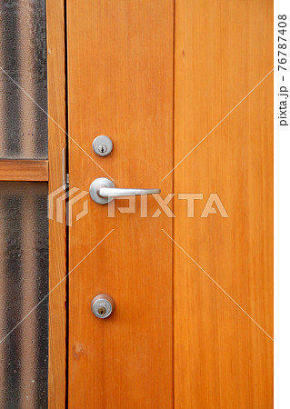 保護塗料を塗り直した木製玄関ドア(塗り替え後) 保護塗料を塗り直した木製玄関ドア(塗り替え後) 76787408