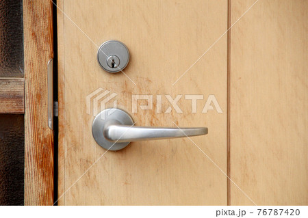 塗装が劣化した木製玄関ドア(塗り替え前) 塗装が劣化した木製玄関ドア(塗り替え前) 76787420