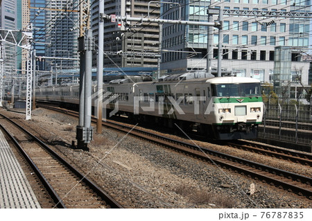 185系(OM-04編成)によるお召予備列車(浜松町駅にて) 185系(OM-04編成)によるお召予備列車(浜松町駅にて) 76787835