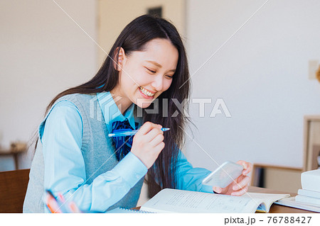 オンライン(スマホ)で勉強をする高校生 オンライン(スマホ)で勉強をする高校生 76788427