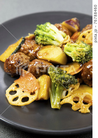 美味しい肉団子と野菜 76788460