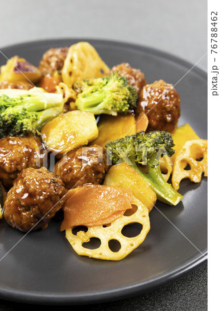 美味しい肉団子と野菜 76788462