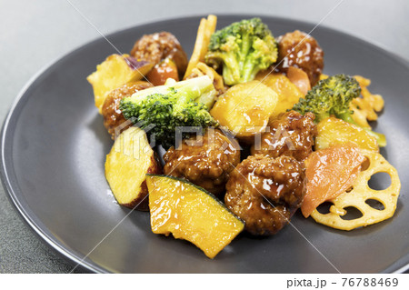 美味しい肉団子と野菜 76788469