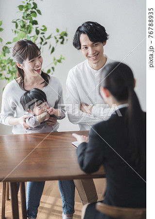 訪問営業する女性セールス 76788935