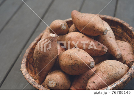 鹿児島の名産さつまいも（安納芋）の山のクローズアップ写真 76789149