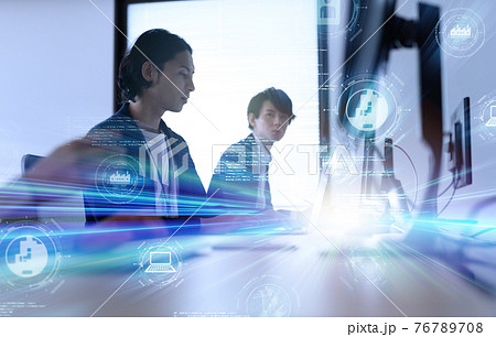 会社で働くビジネスパーソン 会社で働くビジネスパーソン 76789708