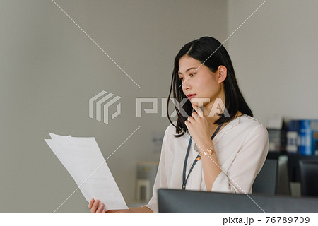 会社で働くビジネスパーソン 76789709