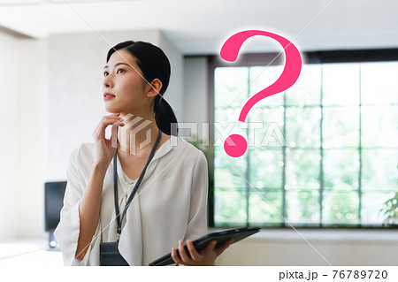 会社で働くビジネスパーソン 会社で働くビジネスパーソン 76789720