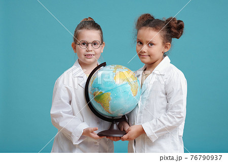 Children with world globe 76790937
