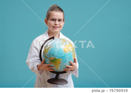 Little girl with world globe 76790939