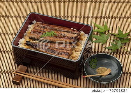 竹マットに置いた鰻重と青もみじ 竹マットに置いた鰻重と青もみじ 76791324