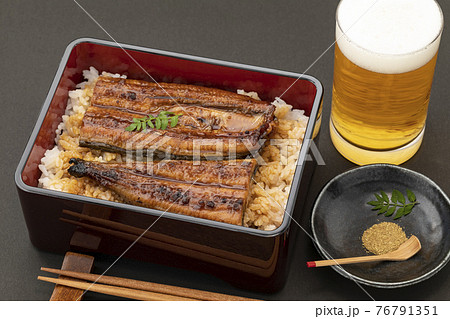 黒バックに置いた鰻重とビール 黒バックに置いた鰻重とビール 76791351