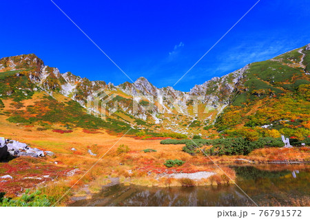 【長野県】千畳敷カールの逆さ紅葉宝剣岳 【長野県】千畳敷カールの逆さ紅葉宝剣岳 76791572