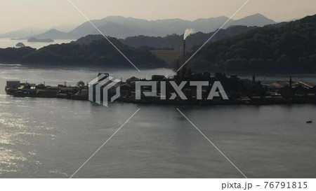 契島（軍艦島）を空撮、正に軍艦のシルエット 76791815