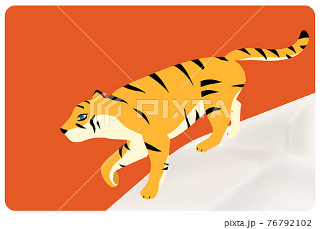 岩場の上で足を踏み出す虎の年賀状、2022年寅年 76792102