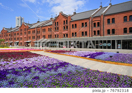 4月 横浜640横浜赤レンガ倉庫と花の花壇 21年 の写真素材