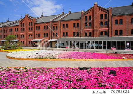 4月 横浜637横浜赤レンガ倉庫と花の花壇 21年 の写真素材