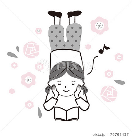 手書き線画イラスト 寝そべって本を読む女の子のイラスト素材